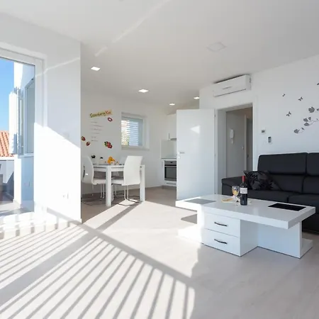 Alius Deluxe Apartment *